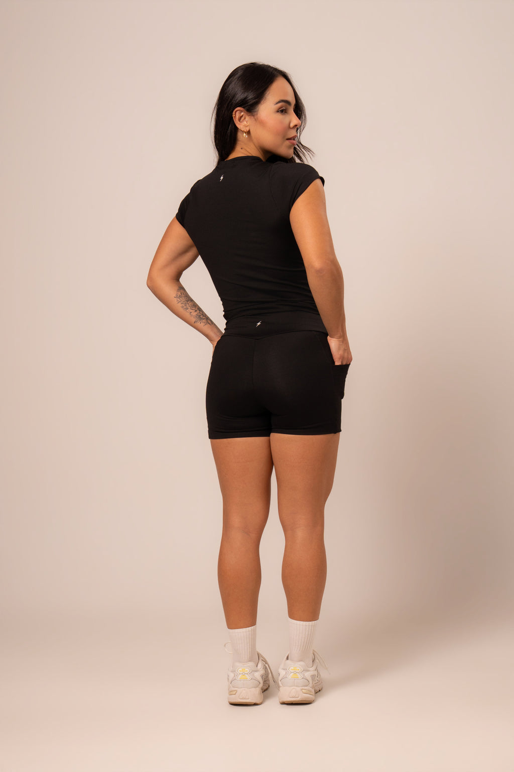 Short Hera Black